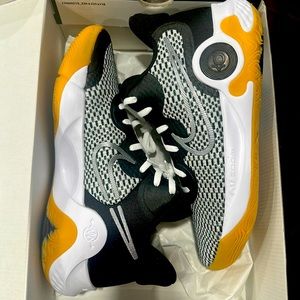 Nike sneakers size 9 NEW